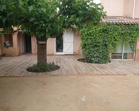 Terrasse avec un carrelage effet bois  sur la commune de Vitrolles 