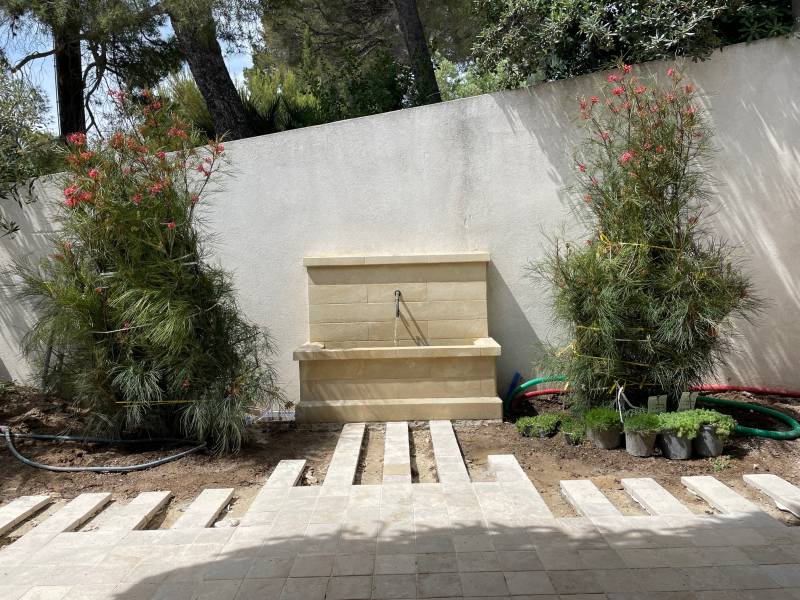 coffrage de dalles pour jardin et pose de fontaine 