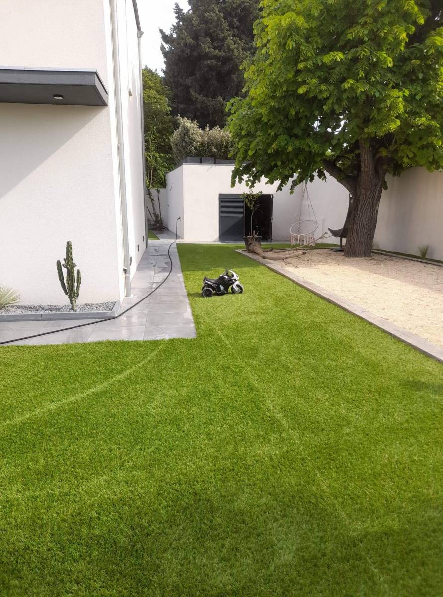 Construction d'un terrain de pétanque au bord d'une maison à Marseille